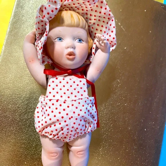 VINTAGE PORCELAIN DOLL WITH MOVEABLE ARMS WEARING WHITE w/RED POLKADOT OUTFIT 6” - Picture 4 of 12